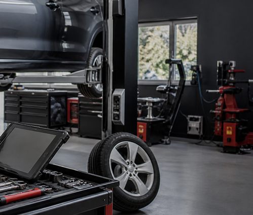 Autoreparatur in einer KFZ-Werkstatt